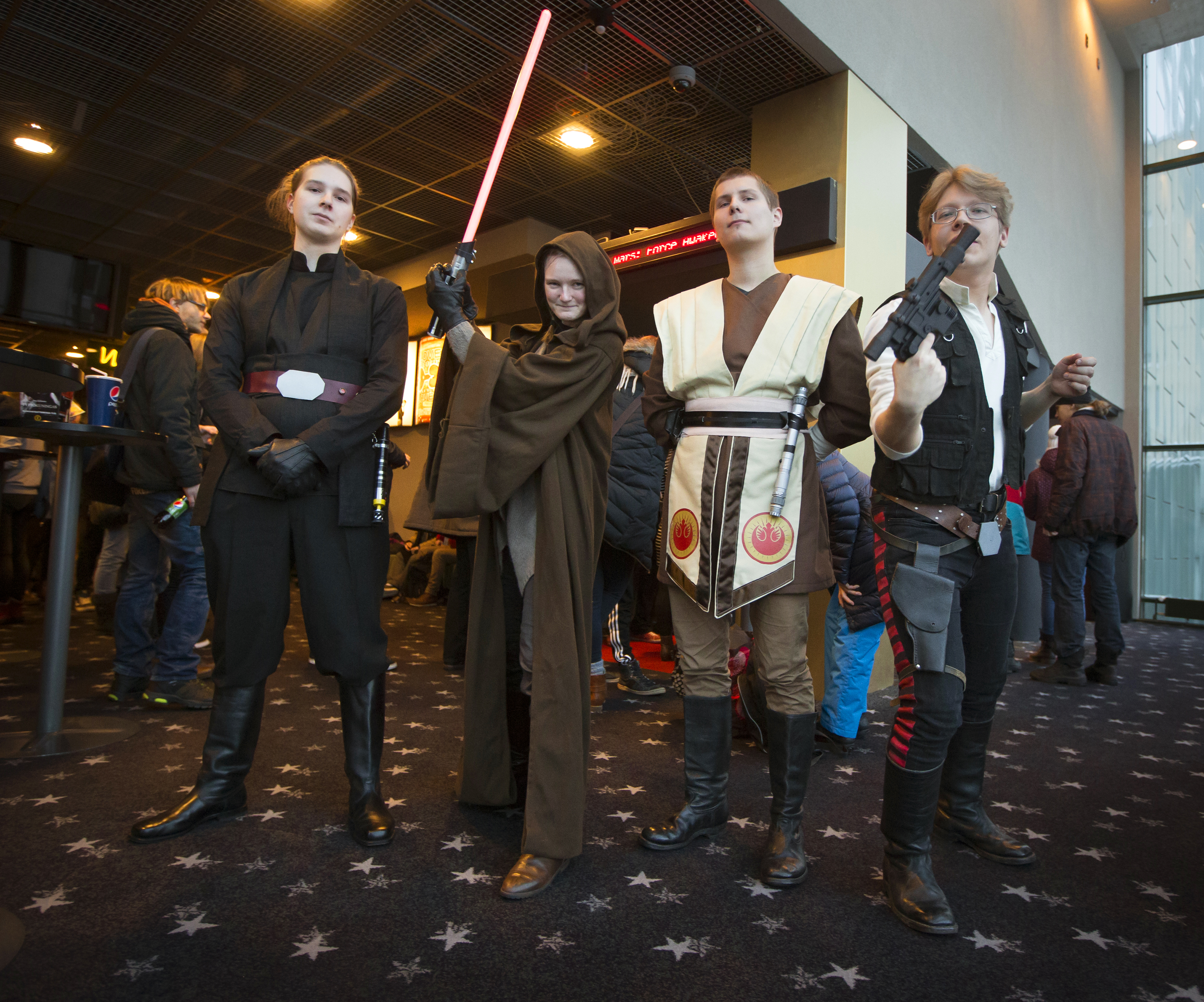 Aapo Peltokoski (vasemmalla), Miriam Putula, Matias Leinonen, ja Artturi Kivelä olivat tulleet katsomaan The Force Awakens -elokuvaa ensi-iltaan.