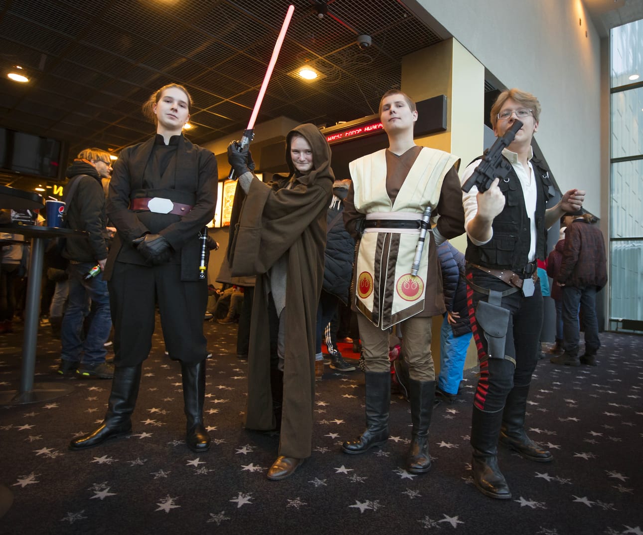 Aapo Peltokoski (vasemmalla), Miriam Putula, Matias Leinonen, ja Artturi Kivelä olivat tulleet katsomaan The Force Awakens -elokuvaa ensi-iltaan.
