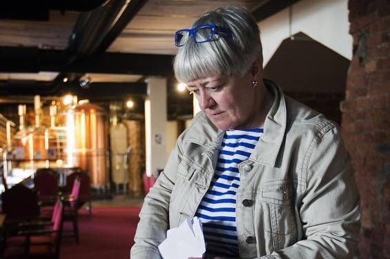 Johanna Haveri tyhjentää panimopubissa olleen laatikon korteista. Hän ei ole ollut aktiivinen puoluepolitiikassa, mutta lähti tähän kampanjaan mielellään. KUVA: JARNO PELLINEN