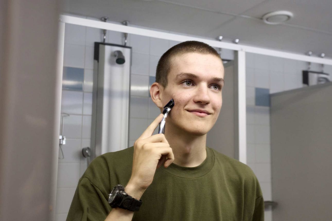 Parta pois ja tukka lyhyeksi. Parran pitää olla ajettu ja hiusten siistit, kuten alikersantti Atro Kuusijärvellä.
