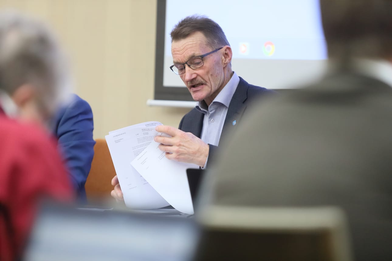 Pyhäjoen kunnanvaltuuston puheenjohtaja Risto Kittilä (kesk) nuiji päätökset sopuisassa kokouksessa keskiviikkona.