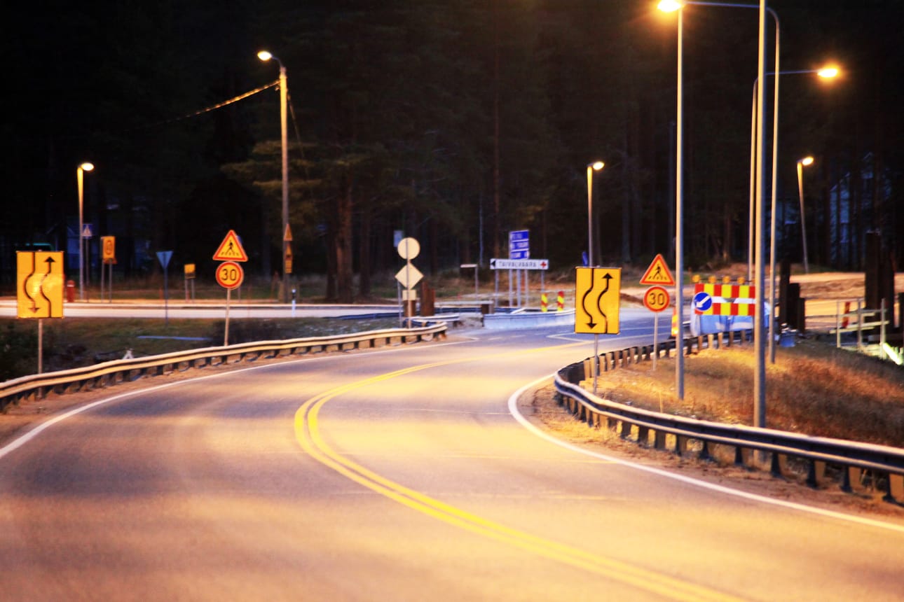 Taivalvaaran risteyksen alikulkukäytävän sillan levennyksen vuoksi liikenne ohjataan koukkaamaan paikalla olevan bussipysäkin kautta. Kuusamosta päin tulevat autoilijat pyrkivät kuitenkin oikaisemaan vastaantulevien kaistalle.