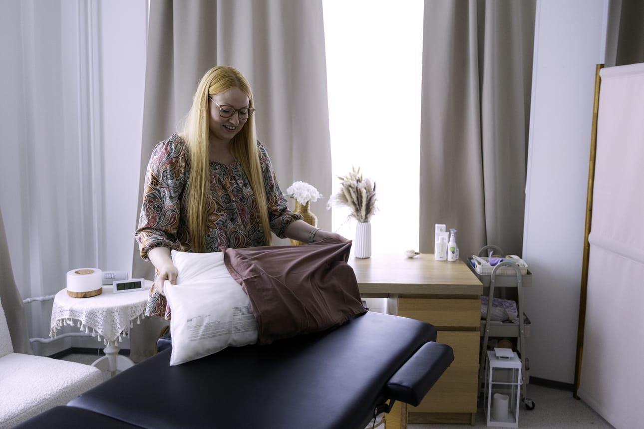 Janna Oinaan ydinosaamista on äitien ja lasten hyvinvointi. – Mutta vastaanotollani käy kaikenlaisia asiakkaita vauvoista vaareihin. On naisia, miehiä, työssäkäyviä ja urheilijoita, Oinas luettelee.