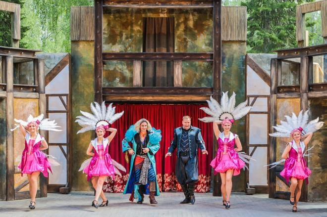 Seinäjoen kaupunginteatteri esittää Törnävällä vielä tämän ja ensi viikon Something Rotten! -musikaalia. Avin kokoontumisrajoitukset eivät vaikuta siihen. KUVA: JUKKA KONTKANEN