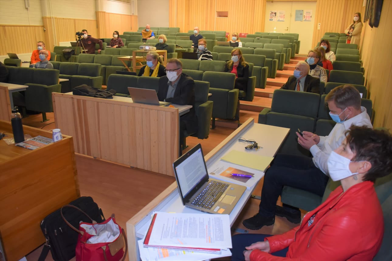 Vuokra-asuntoja tarjoavan Posion vanhustentaloyhdistyksen heikkoon kuntoon päässeet asunnot puhuttivat koronan lisäksi Posion päättäjiä vuoden viimeisessä valtuuston kokouksessa. Etualalla palvelujohtaja Marjo Paloniemi ja elinkeinokoordinaattori Veli-Matti Ruotsalainen.