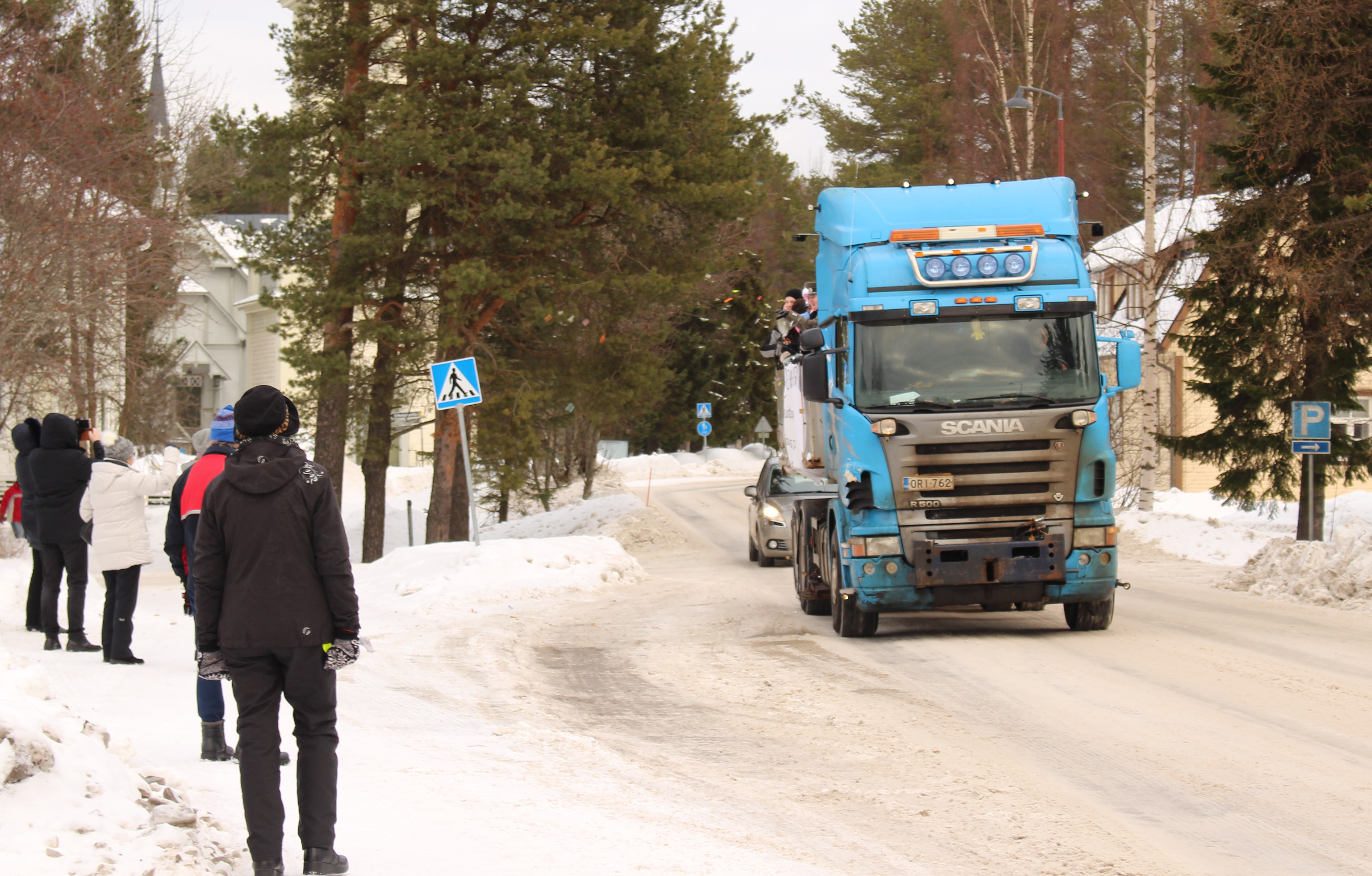 Siikalatvan lukio siirtyy elokuussa Pulkkilasta Piippolaan. Penkkariajelukarkkeja oli jaossa viimeisen kerran Pulkkilan raitilla. Abit eivät karkeissa säästelleet.