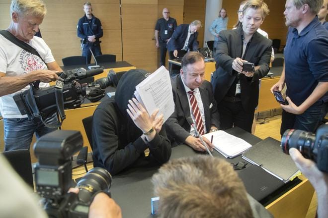 Michael Penttilä (vas.) vastasi murhasyytteeseen Helsingin käräjäoikeudessa heinäkuussa. Häntä avusti oikeudessa asianajaja Kari Eriksson. KUVA: Mauri Ratilainen /Compic
