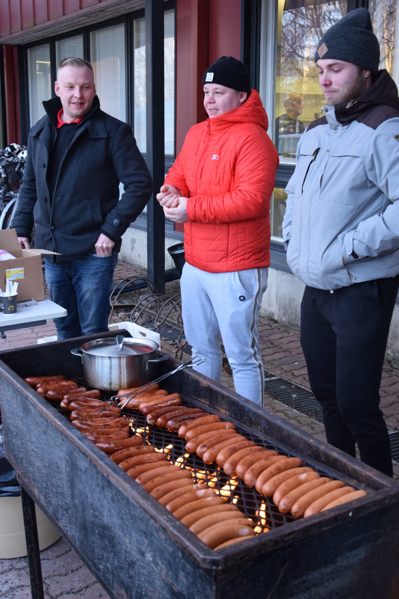 Mitä olisi messut ilma makkaraa? Messujärjestäjä, Teräs-Kiekon 2. joukkue huolehti muonapuolesta. Vasemmalla joukkueenjohtaja Matti Nikula.