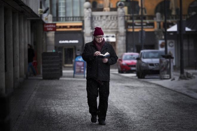 – Ei muuta kuin pokkari käteen ja aloittamaan vähän hiljaisemmilla teillä. Jos kokeilee muutaman kerran, se vie mennessään, Pasi Halla-aho neuvoo heitä, jotka haluaisivat kävellä ja lukea yhtä aikaa. KUVA: JARNO PELLINEN