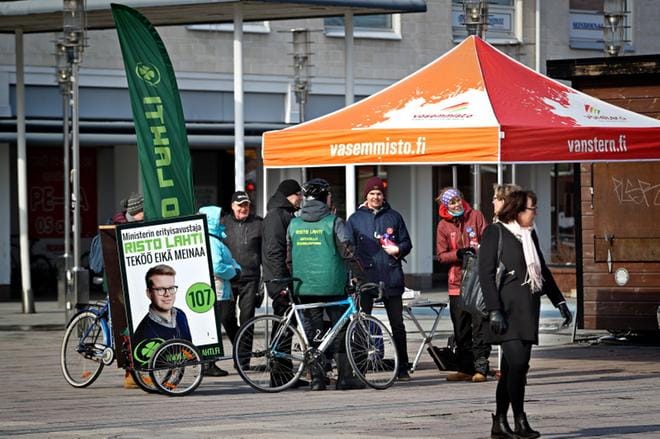 Keskustan Risto Lahti pyöräili tervehtimään Vasemmistoliiton ehdokkaita Seinäjoen kauppatorille. Äänestäjiä paikalla liikkui vähemmän. KUVA: KARI LÖFHJELM
