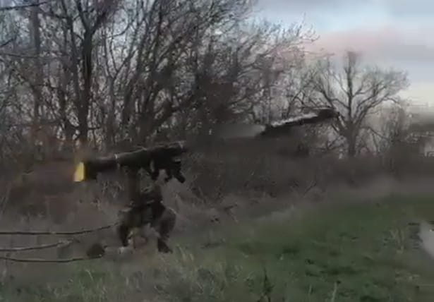 Ukrainalainen sotilas laukaisee Javelin-panssarintorjuntaohjuksen.