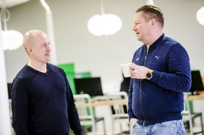 Risto Niva (oikealla) on ollut Rovaniemen Palloseuran puheenjohtaja vuodesta 2005 lähtien. Nivan mukaan suurin muutos vuoteen 2005 on liigaseurojen parantunut yhteistyö ja vähentynyt eripura. Kuvassa Nivan keskustelukumppanina on RoPS:n toimitusjohtaja Hannu Korhonen. KUVA:Anssi Jokiranta