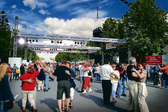 Suomalainen tango pääsi Elävän perinnön kansalliseen luetteloon. Hakijoina olivat Suomalaisen tangonsatumaa ry sekä 9 muuta yhdistystä ja 15 yksityishenkilöä.