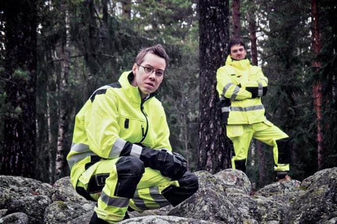 Taiteilijat Lauri Antti Mattila (vasemmalla) ja Juhani Haukka ovat itse tehneet työkseen muutakin kuin taidetta. Työhistoriassa on muun muassa maataloustöitä ja kirkkojen restaurointia sekä silmiä avannut tet-harjoittelu pankissa. KUVA: Visa Knuuttila