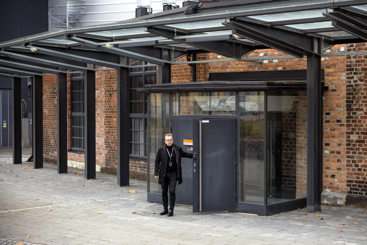 Pääsisäänkäynti vanhaan veturitalliin on Pitkänkadun puolelta.