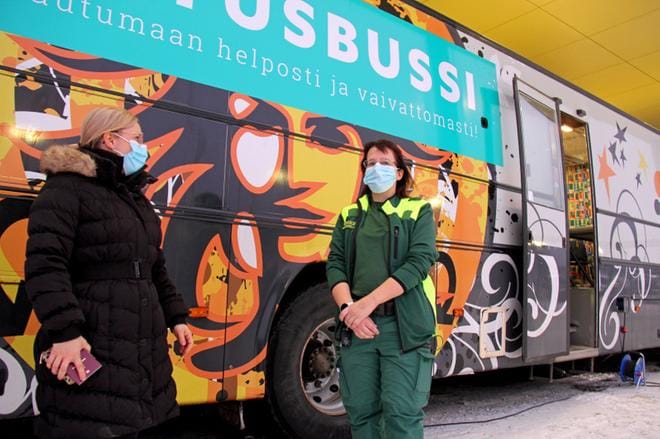 Reetta Kankaanpää ja Outi Ikonen hakivat kolmannen koronarokotteensa tiistaina Kauhavalla pysähtyneestä rokotebussista. – Oli helppo ottaa rokotus kauppareissun lomassa, Kankaanpää tuumaa. Bussissa kävi neljän ensimmäisen kiertuepäivän aikana yli 400 henkeä. KUVAT: MIA KÄRKKÄINEN