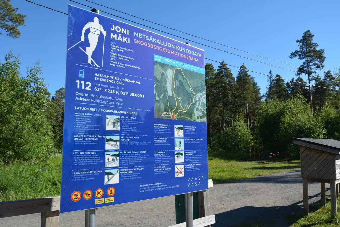 Metsäkallion kuntoradalle on pystytetty uusi kyltti, jossa huomioidaan Joni Mäen saavutukset hänen kansainvälisellä hiihtourallaan.