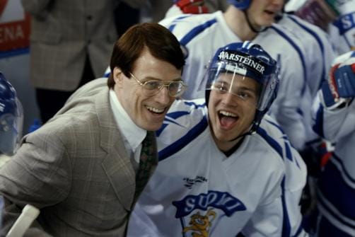 Suomen ensimmäistä miesten lätkäkultaa juhlivat 95-elokuvassa valmentaja Curt Lindström (Jens Hultén) ja Ville Peltonen (Aleksi Kouki). KUVA: TV5
