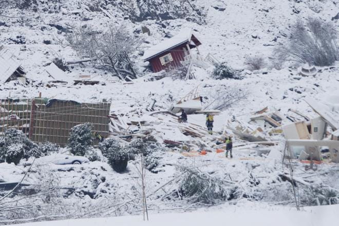 Caption 1:Pelastusjoukot jatkoivat yhdeksän kadonneen ihmisen etsintää perjantaina Norjan Gjerdrumin maanvyöryalueelta. He etenivät yhä sortumavaarassa olevalla alueella kuvassa näkyvien oranssien styroksilevyjen avulla. KUVA: EPA/Terje Bendiksby