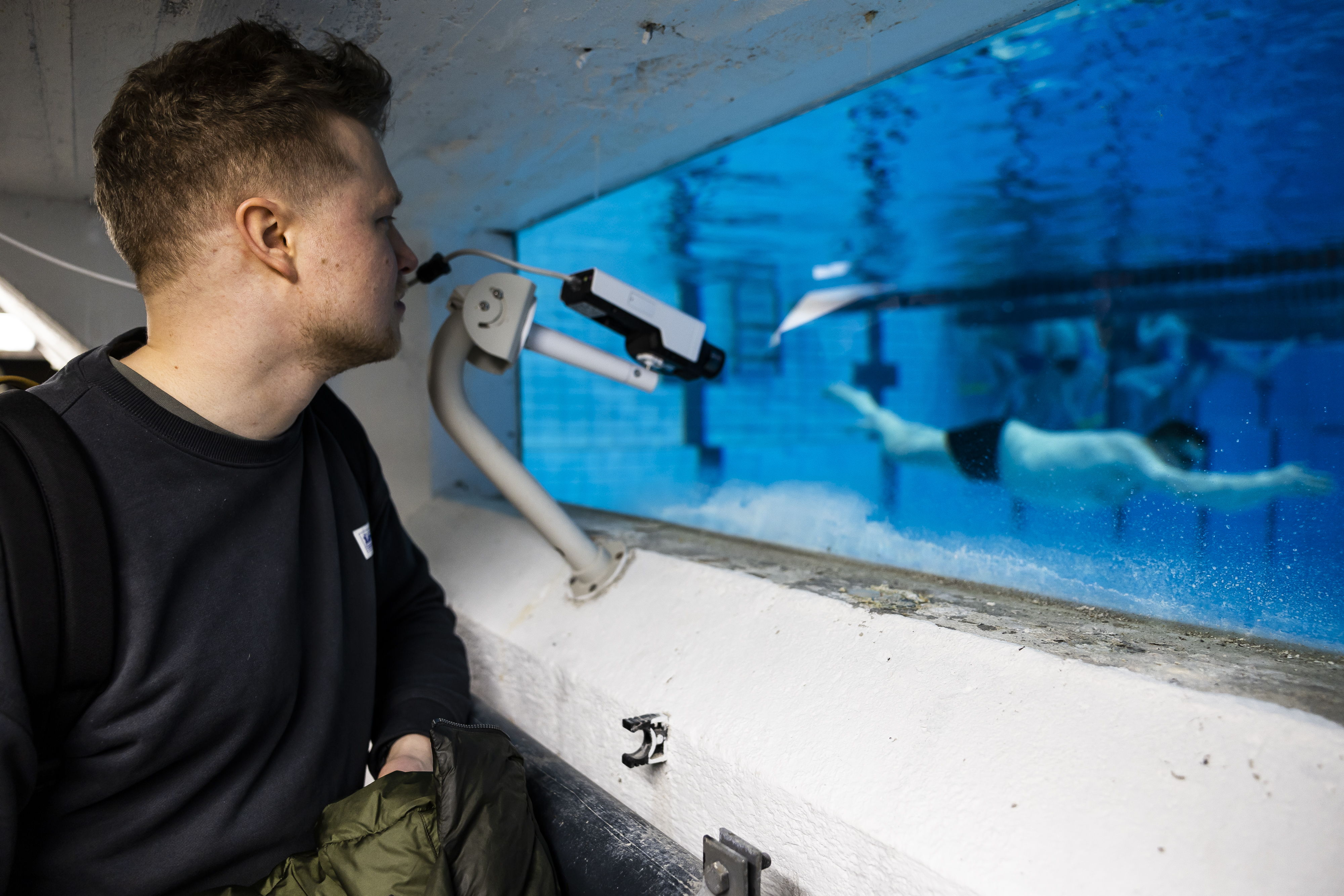 Kellarissa on ikkuna, jonka kautta pääsee kurkistamaan isoon altaaseen. Oiva Kilpeläinen oli vuosien varrella uidessaan kiinnittänyt ikkunaan huomiota, ja hänelle oli hieno hetki päästä sen toiselle puolelle.