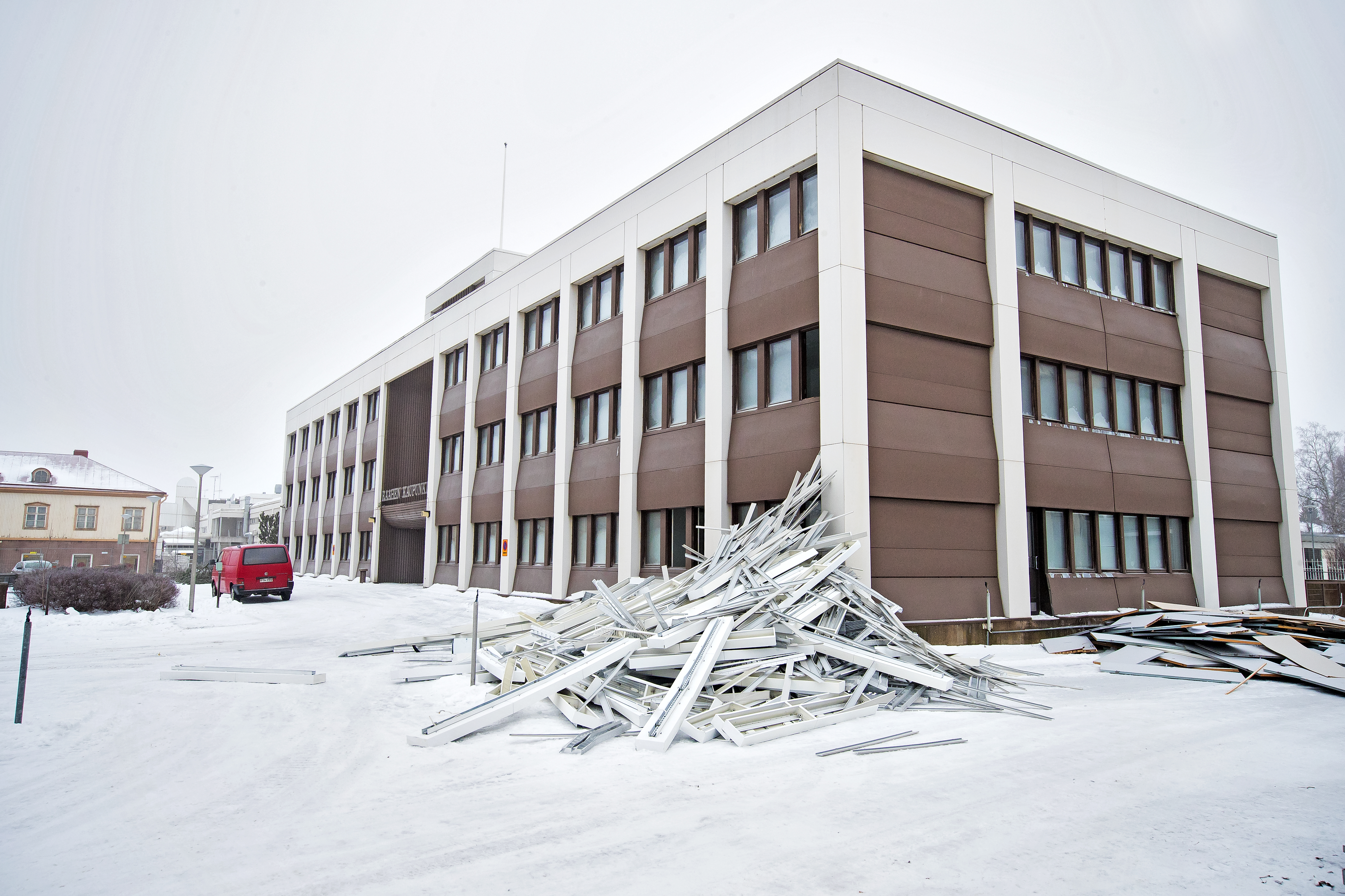 Raahen keskustaan 1980 valmistunut Rautatalo puretaan uudisrakentamisen tieltä. Rakennusliike Lapti Oy suunnittelee tontille uusia kerrostaloja.