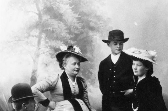 Minna Canth lastensa Pekan ja Maijan kanssa kustantamo Otavan perustamisen aikoihin. Taitelija Kaarlo Vuori (vas.) maalasi vuonna 1891 elämään jääneet muotokuvat Canthista ja perheenjäsenistä. KUVA: Arkisto