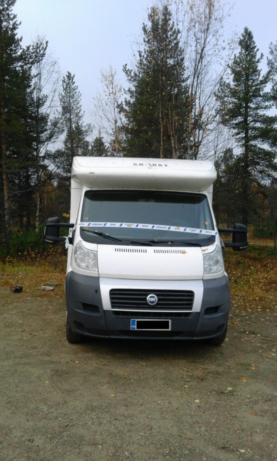 Kadonnut pariskunta oli saapunut retkeilyreitille kuvan matkailuautolla.