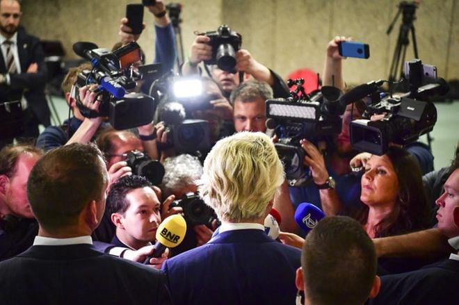 Hollannin oikeistopopulistinen vapauspuolue onnistui lisäämään kannatustaan, mutta puolueen johtaja Geert Wilders (kesk) ei saanut kaipaamaansa veret seisauttavaa vaalivoittoa. KUVA: Robin Utrecht / EPA