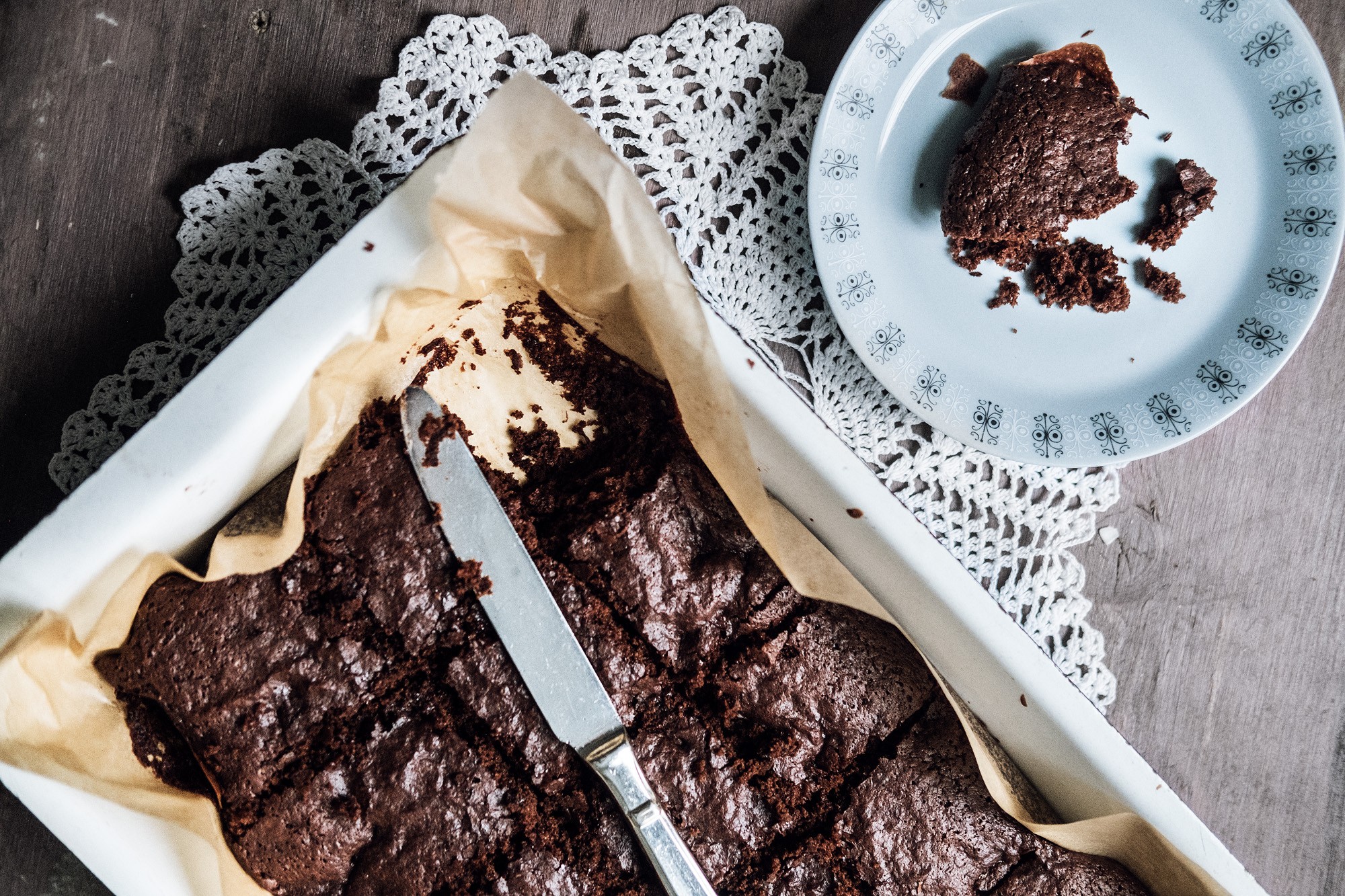 Täyteliäinen ja suklainen brownie sulaa suussa.