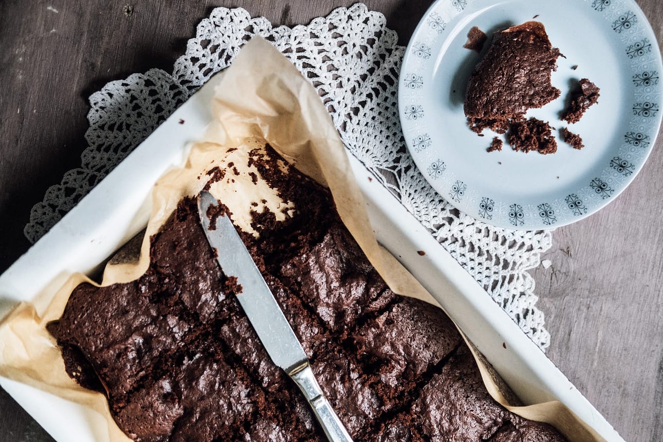 Täyteliäinen ja suklainen brownie sulaa suussa.