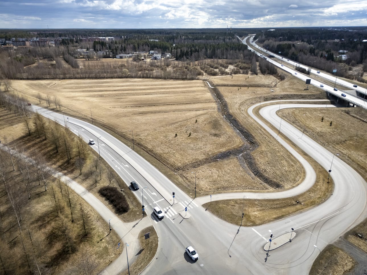 Kaakkurin rakentamattomalle peltoalueelle halutaan viiden rakennuksen kokoinen liikealue Citymarketin ja Rustan liikekeskusten eteläpuolelle.