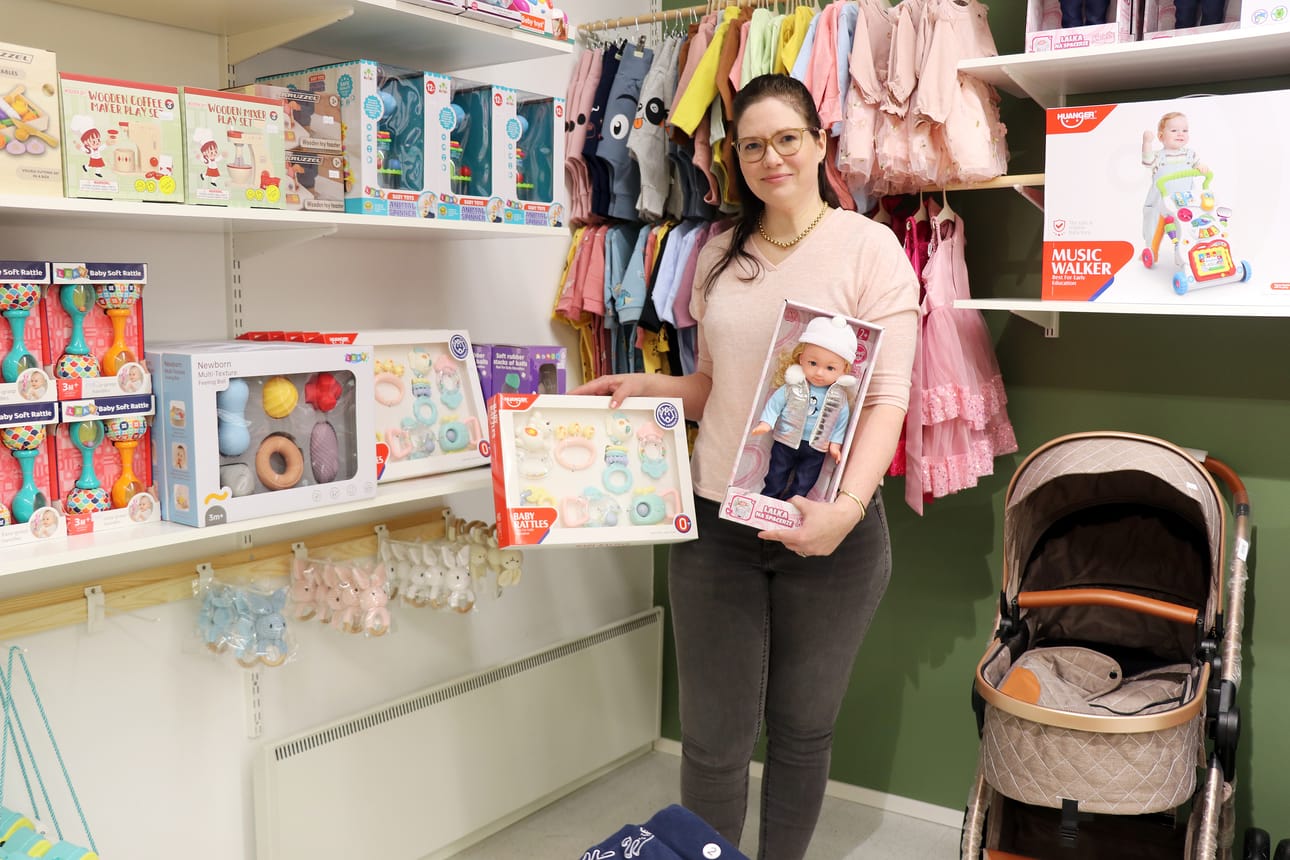 Muun muassa leluja ja vaatteita eri-ikäisille lapsille on myynnissä Illantullen-liikkeessä, jossa yrittäjä Suvi Kankaanpää saa tehdä rakastamaansa asiakaspalvelutyötä.