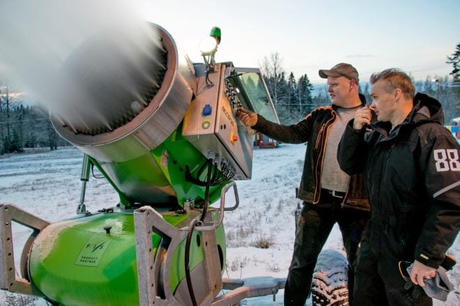 Lumitykit laulavat Kristiinankaupungin Pyhävuorellakin nyt yötä päivää. Janne Smeds (edessä) ja Simon Berglund uskovat, että rinne saadaan auki jouluksi. KUVAT: JORMA HAVULA