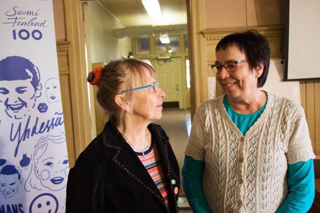 Sonja Lapveteläinen (rkp) ja Mirja Högstrand (vas.) katsovat, että Kaskisten pitää aloittaa kuntaliitosta Närpiön kanssa koskeva esiselvitys pikaisesti. Kuva: Aune Waronen