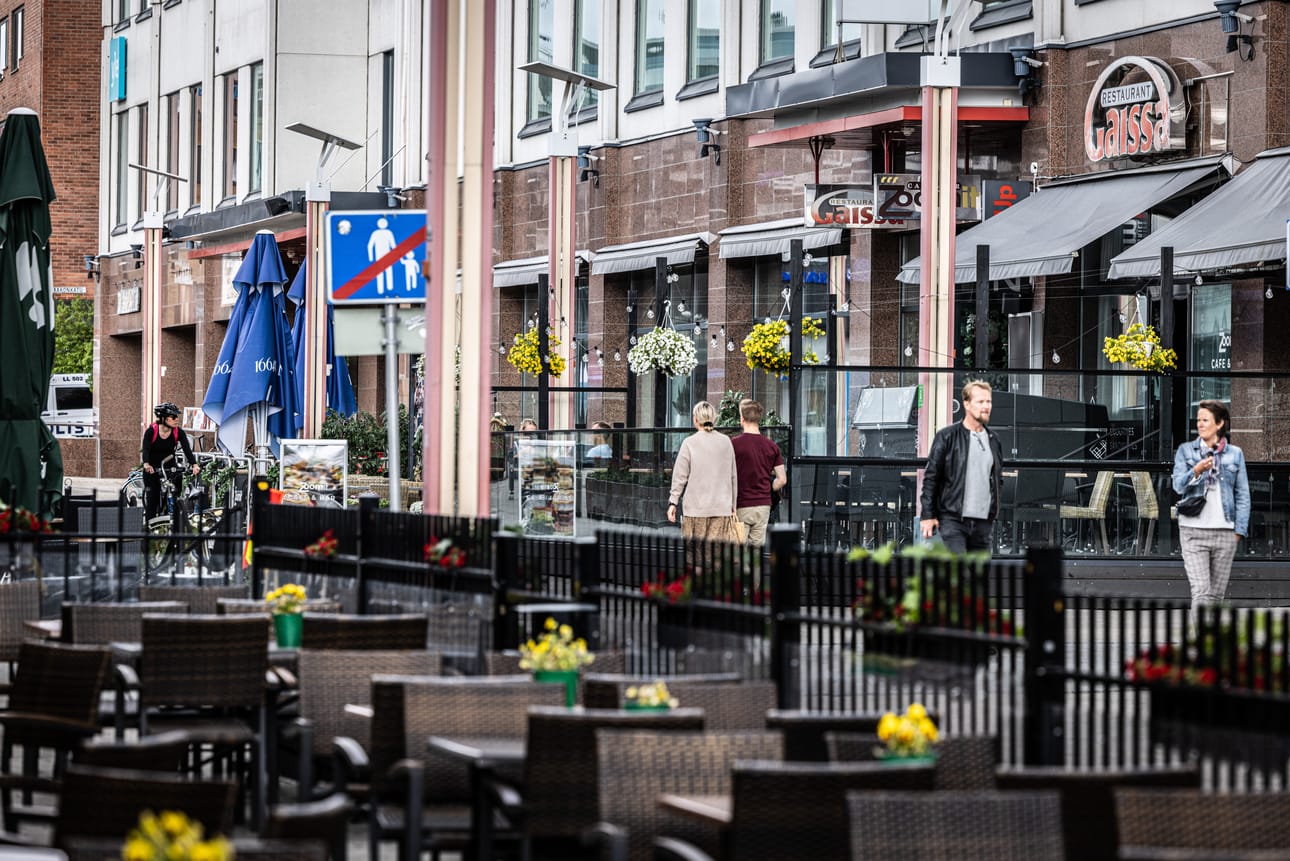 Kävelykadun kesäterassien vuokraehtoihin sisältyy tänä kesänä ensimmäistä kertaa velvoite osallistua alueen yhtenäisen visuaalisen ilmeen täydentämiseen somistusten ja ulkoasun osalta. Arkistokuva 2022.