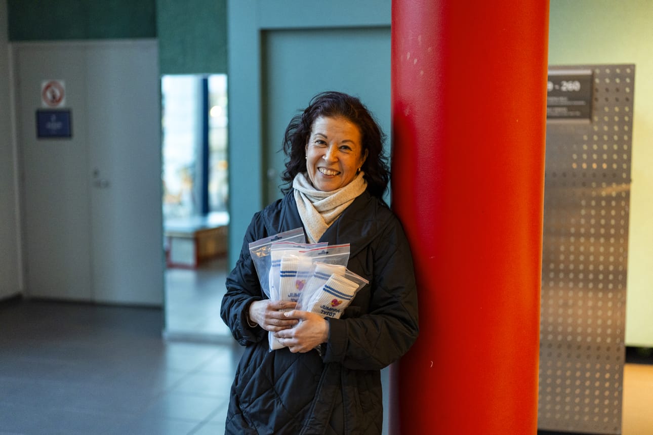 Minna Halunen on voimistellut lähes koko ikänsä. Myös perheen kaksi tytärtä ovat harrastaneet lajia. Jumppatytöt-esityksestä hän nappasi mukaan sukat koko perheelle.