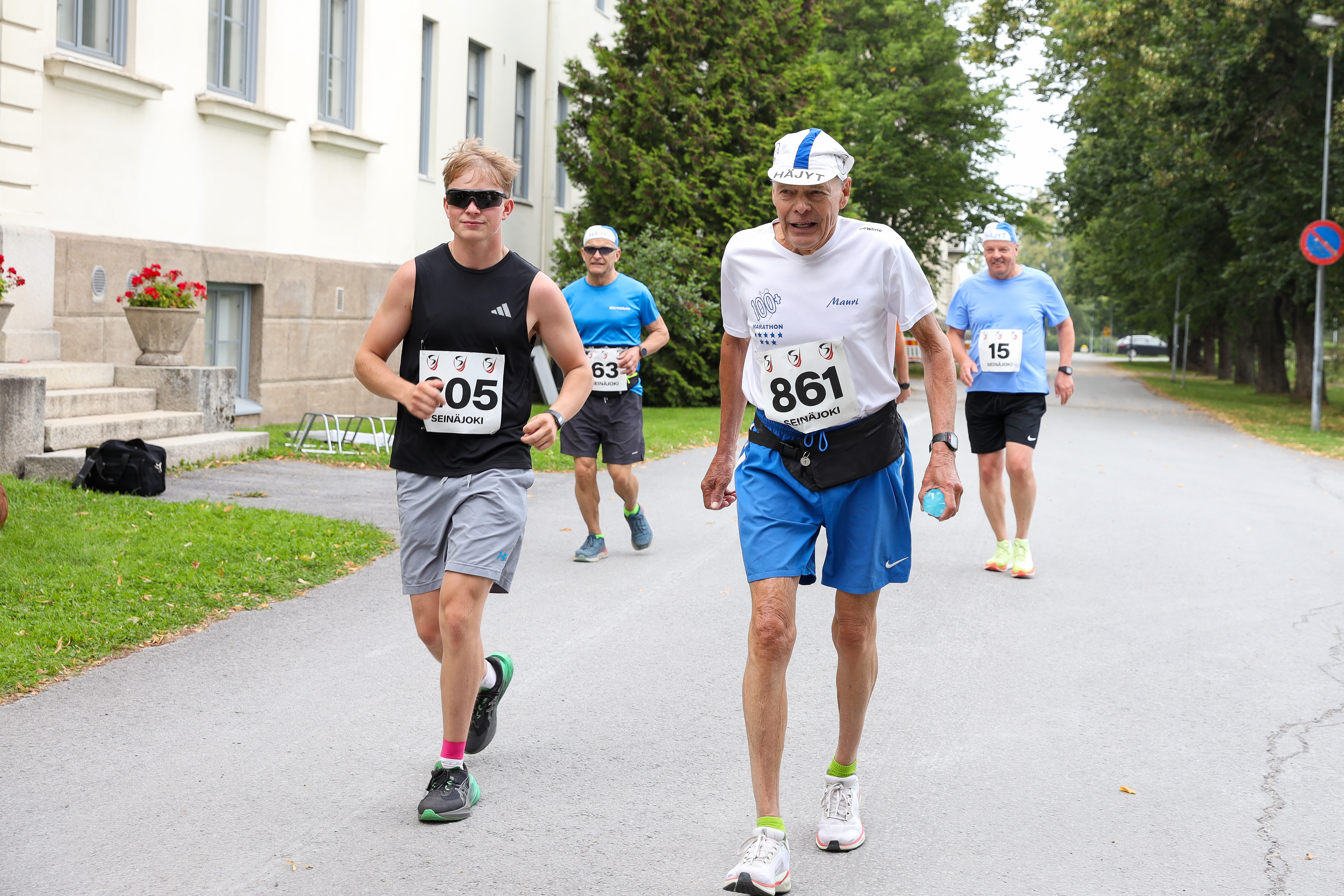Mauri Volama on juossut 861 maratonia – Komea ura päättyi Seinäjoella oman lapsenlapsen rinnalla