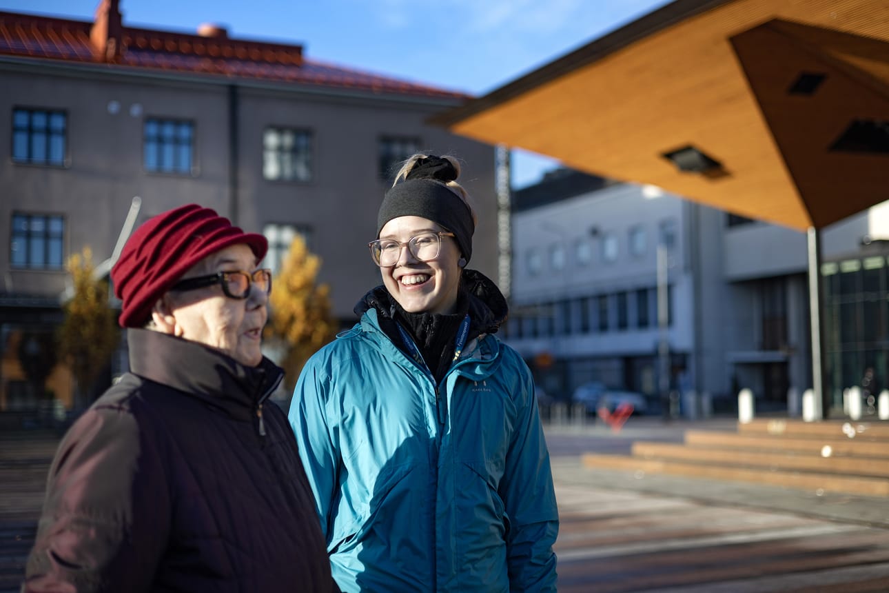 Laila Suosalo (vasemmalla) ja Emma Loukasmäki toivottavat vaatepuodit uudelleen tervetulleiksi keskustaan. Loukasmäki harmittelee, että Seinäjoki on purkanut keskustasta niin paljon kaikkea vanhaa ja kaunista.
