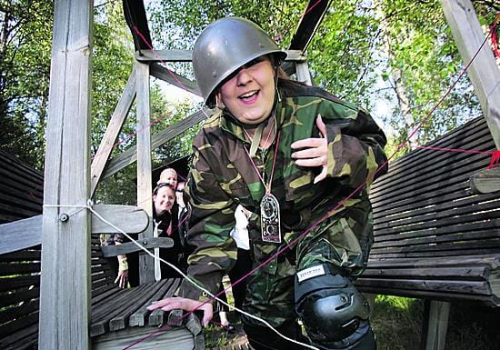 Saara Tapauksen piti polttareissaan selvitä muun muassa ramboradan monenlaisista tarkkuutta vaativista tehtävistä, joista vaarallinen lasersädekenttä ei ollut helpoimmasta päästä.