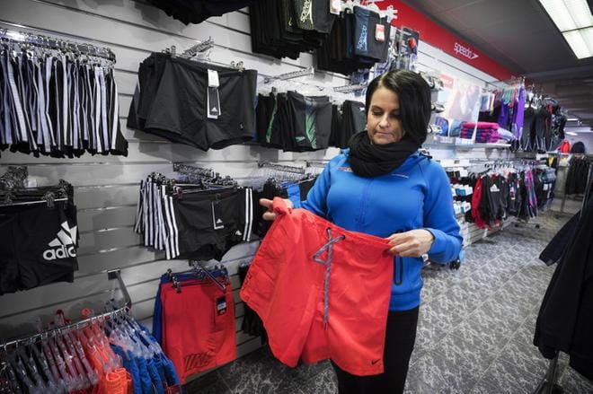 Uimashortseja suosivat etenkin nuoret ja lapset. – Kiellon poistuttua niiden myynti tulee kasvamaan, arvelee Vaasan Intersportin kauppias Maria Koskela. KUVA: JARNO PELLINEN