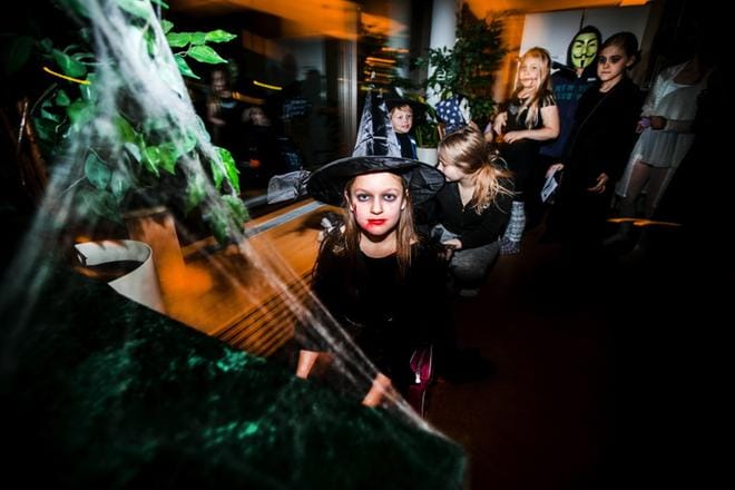Nurmon kirjasto täyttyi perjantai-iltana noidista, elävistä kuolleista ja muumioista. Emilia Kujanpää saapui halloween-iltaan suoraan Kyöpelivuorelta. KUVAT: KRISTA LUOMA