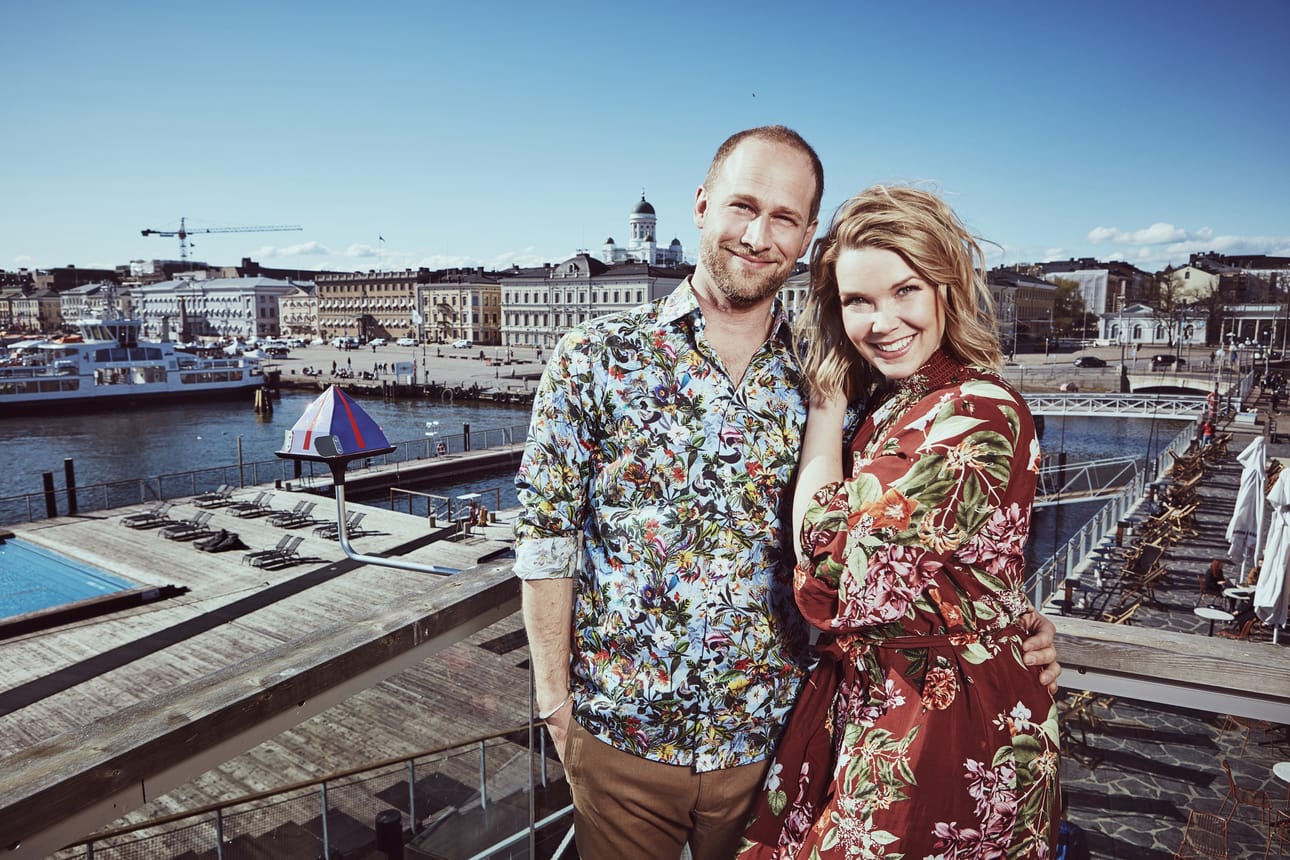 Lorenz Backman ja Tuija Pehkonen juontavat Helsingin Allas Sea Poolin kattoterasilla viiden viikon ajan tulevaa Kesäterassia.
