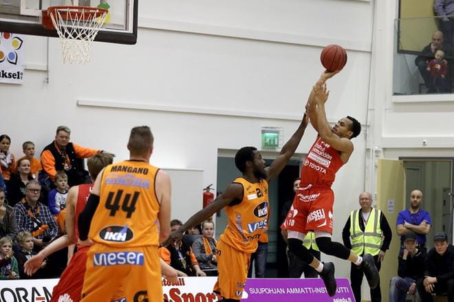 Karhu Basket ja Vilpas taistelivat Korisliigassa. Kuvassa ovat Gregory Mangano, Stephen Maxwell ja Johnathan Jordan. KUVAT: HEIKKI HAKANEN