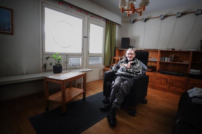 Seinäjokelainen Heikki Pietarinsaari täytti 80 vuotta viime keskiviikkona. Päivät kuluvat omassa asunnossa televisiota katsellen ja musiikkia kuunnellen. KUVA: MAIJA SAANIO