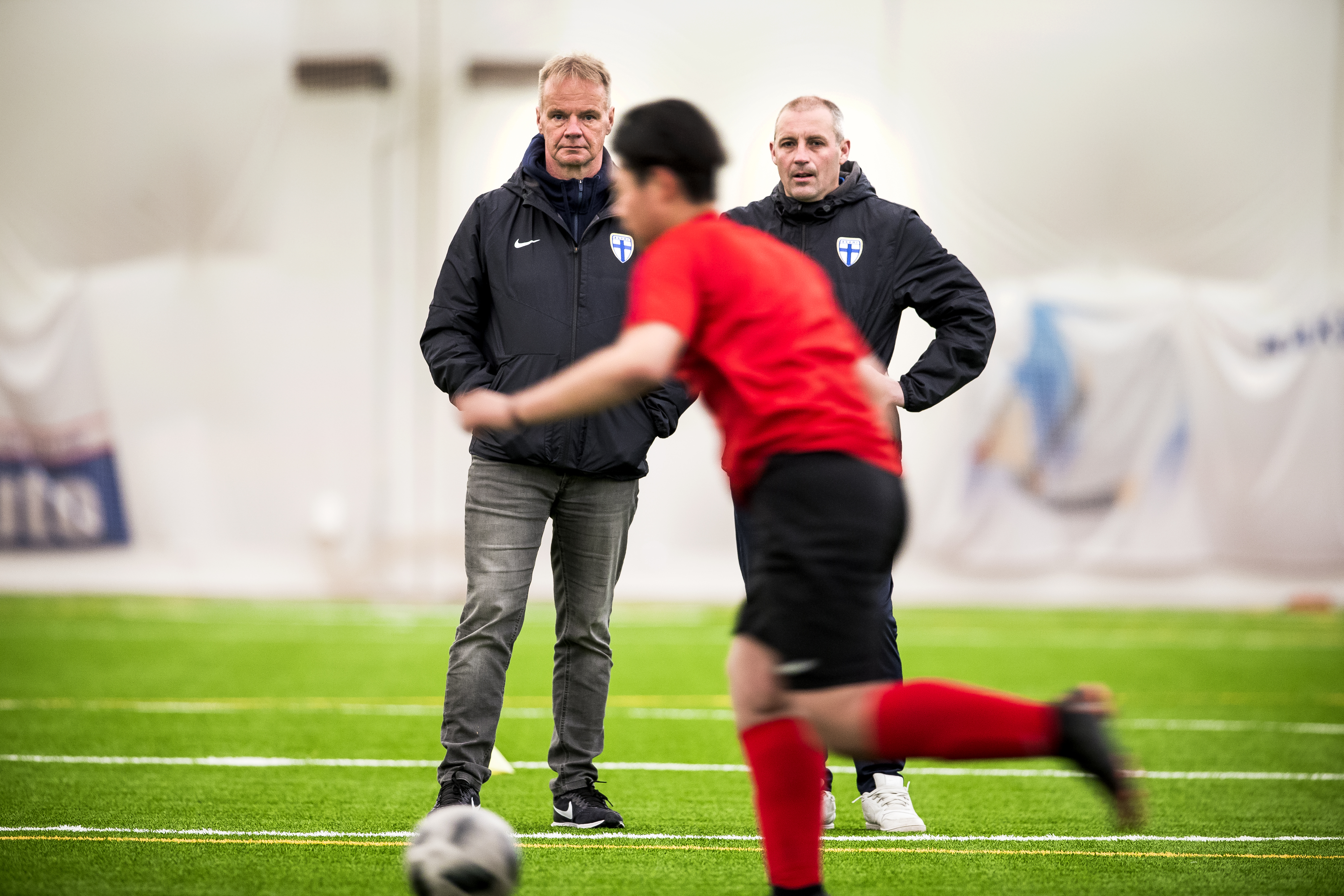 Juha Malinen ja Mika Nurmela kävivät seuraamassa FC Raahen junnujen treenejä torstaina.