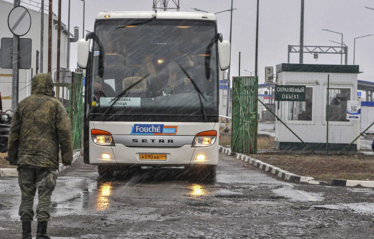 Bussillinen Mariupolista evakuoituja ihmisiä saapui Ukrainan ja Venäjän rajalle 15. maaliskuuta.