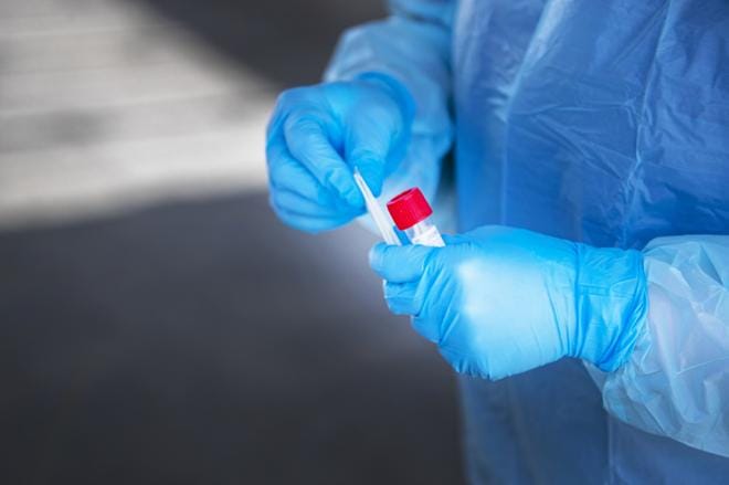 Samassa paikassa samoihin aikoihin asioineita henkilöitä pyydetään ottamaan yhteyttä omalle terveysasemalle koronatestauksen järjestämistä varten, jos heille lähimmän puolentoista viikon aikana kehittyy hengitystieinfektion oireita kuten yskää, nuhaa, kuumetta tai kurkkukipua. Kuvituskuva