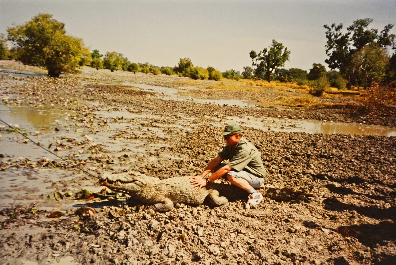 Kuva ensimmäiseltä Burkina Fason matkalta vuonna 1996. Alueen asukkaat pitävät krokotiilejä pyhinä.