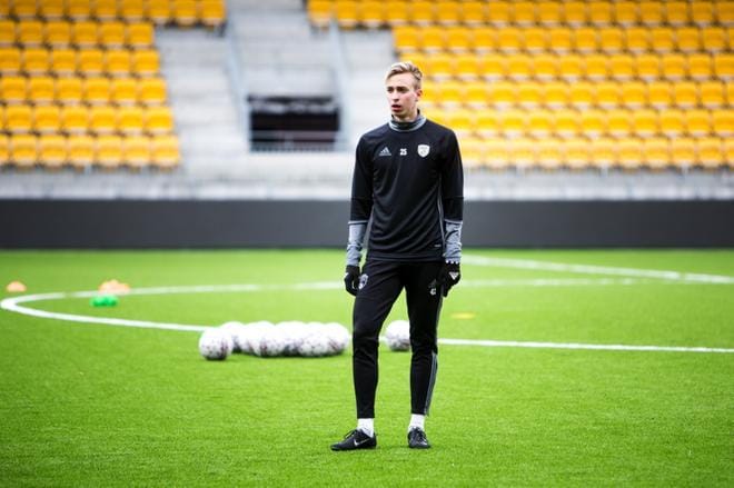 Elias Ahde lähtee lainamieheksi.