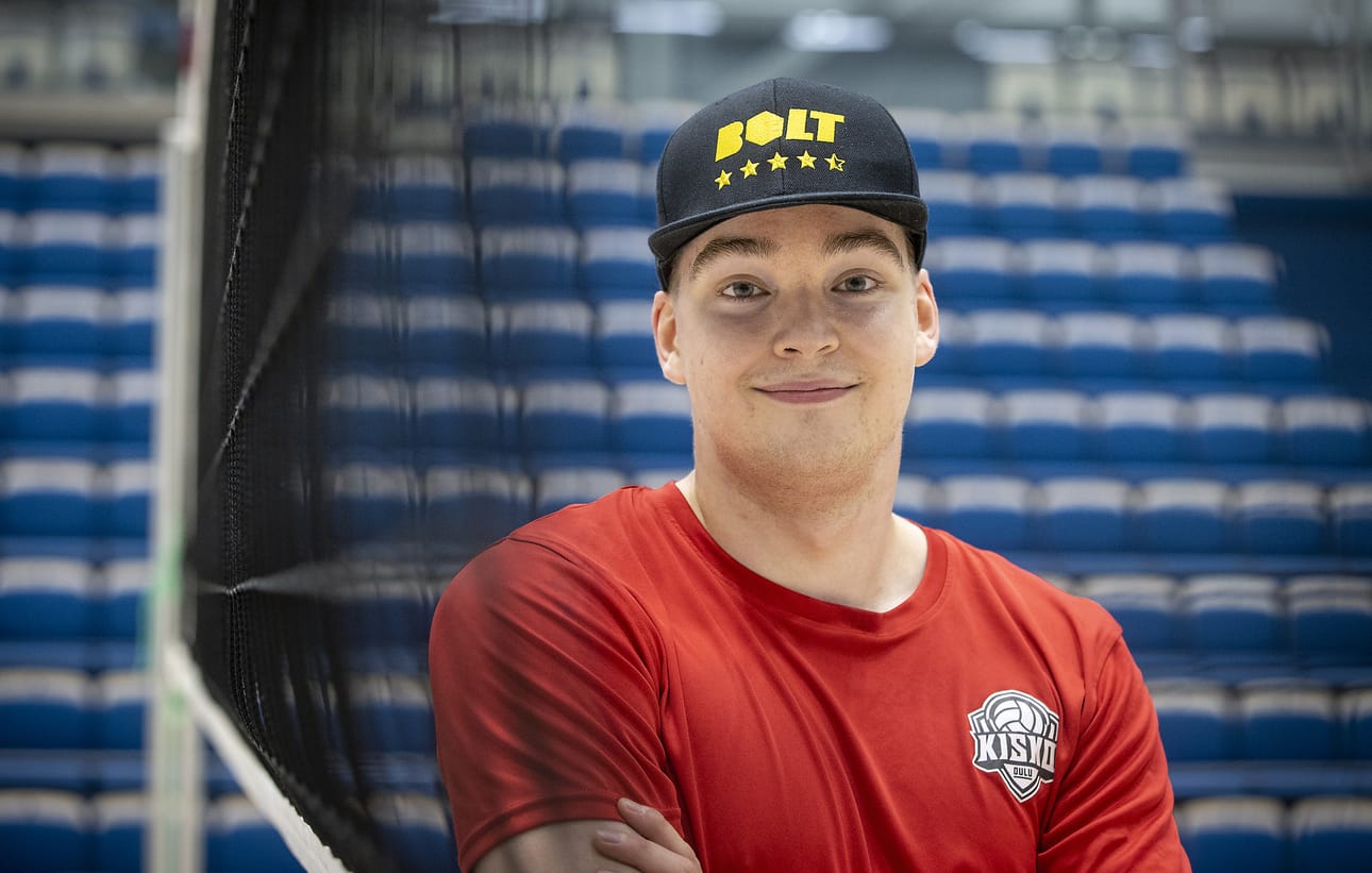 Kiskon Leevi Alajärvi on joukkuekavereineen hakenut harjoituksissa tuntumaa Ouluhallin olosuhteisiin. Keskitorjuja aikoo ottaa 1-sarjan finaalien tunnelmasta kaiken irti.